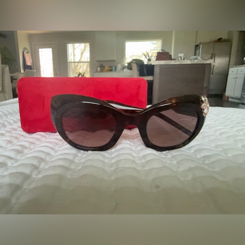 Carolina Herrera Cat Eye Sunglasses HERO215S Tortoise Floral + Case $398 - Picture 4 of 8